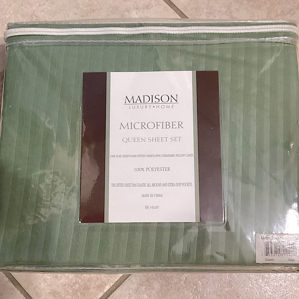Queen size sheet set, sage green. Flat & fitted sheet, 2 standard pillowcases